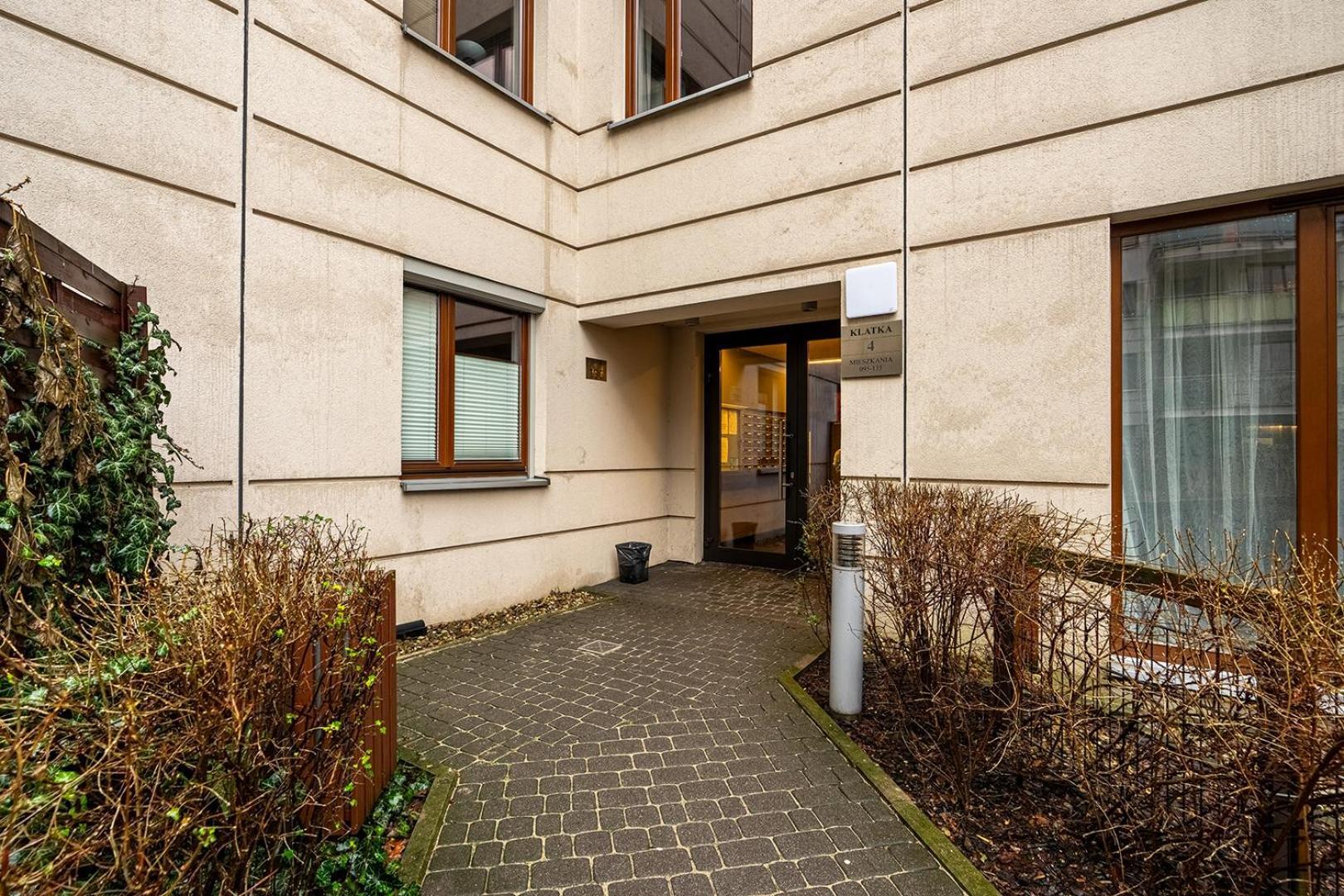 Sokratesa Business - 52m2 Terrace, Parking, Metro Nearby - By Rentujemy Apartament
