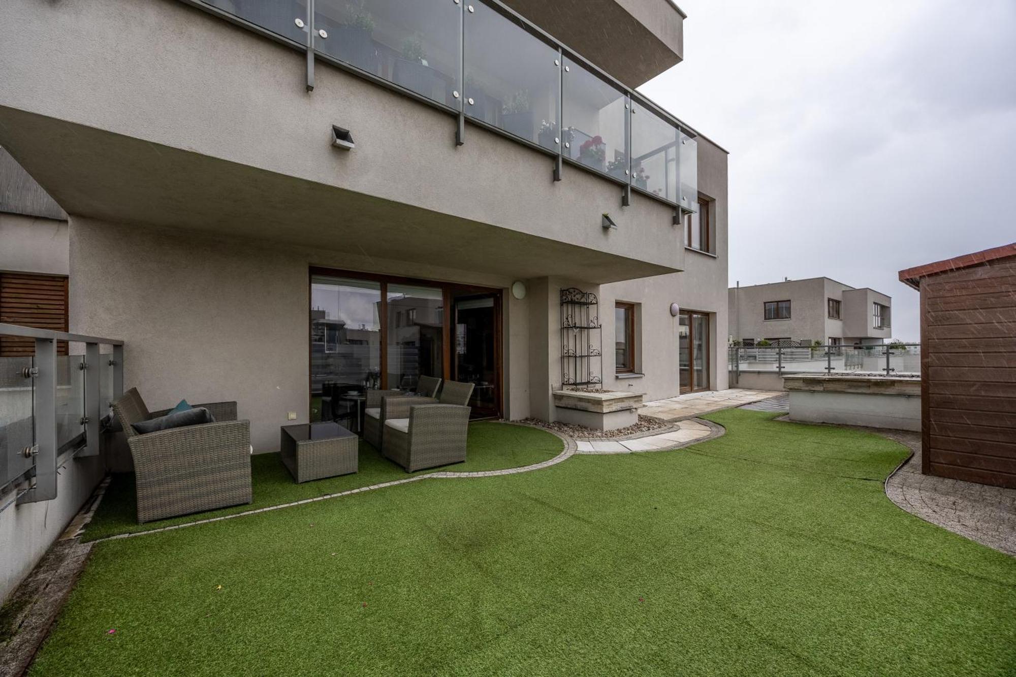 Sokratesa Business - 52m2 Terrace, Parking, Metro Nearby - By Rentujemy Apartament