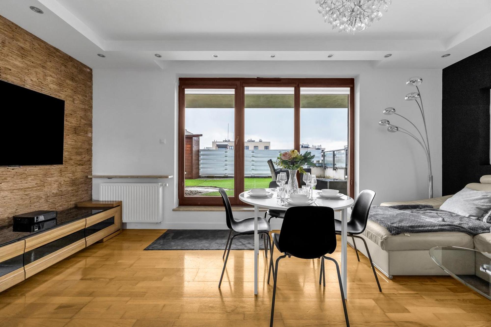 Sokratesa Business - 52m2 Terrace, Parking, Metro Nearby - By Rentujemy Apartament