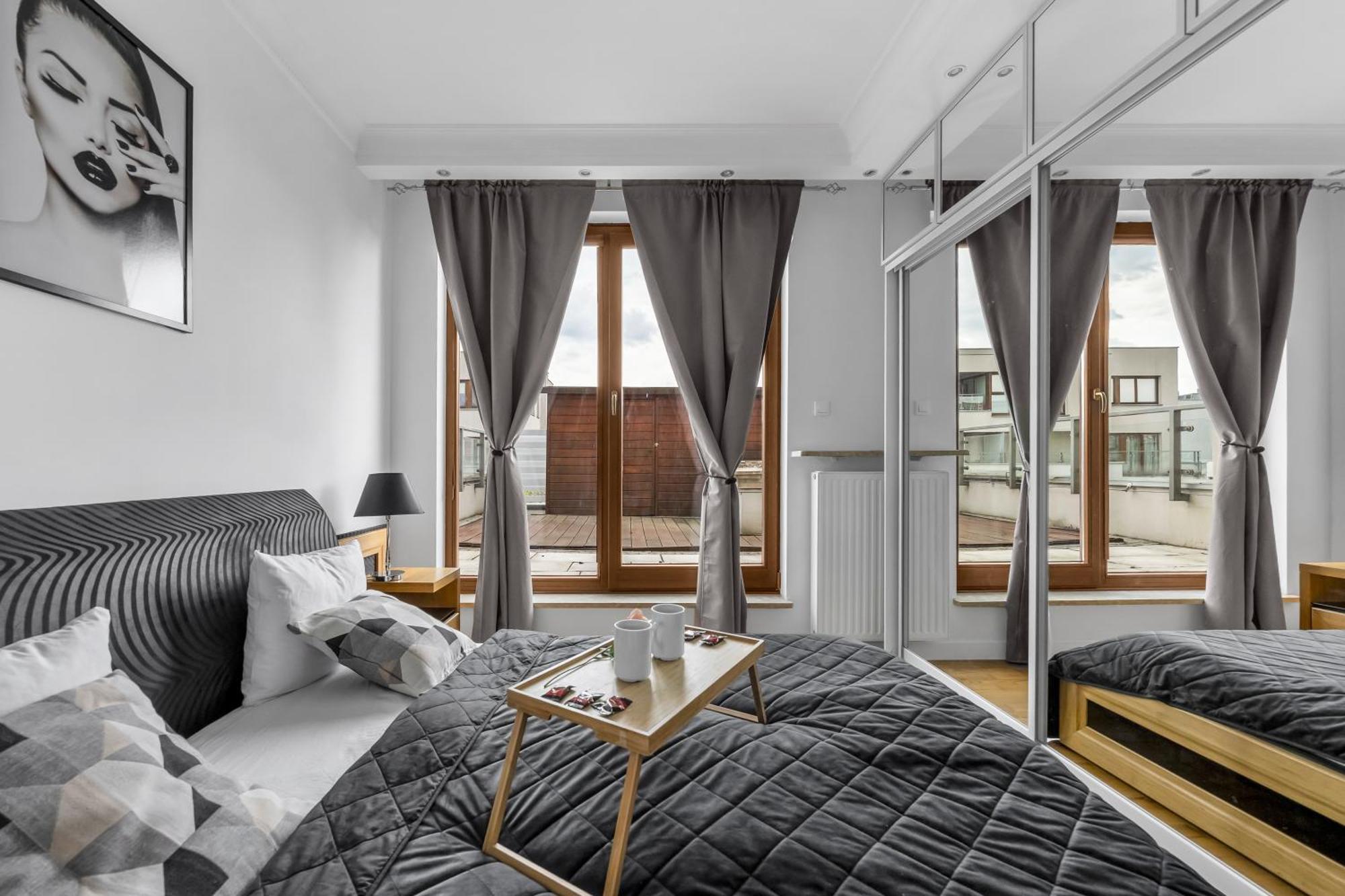 Sokratesa Business - 52m2 Terrace, Parking, Metro Nearby - By Rentujemy Apartament